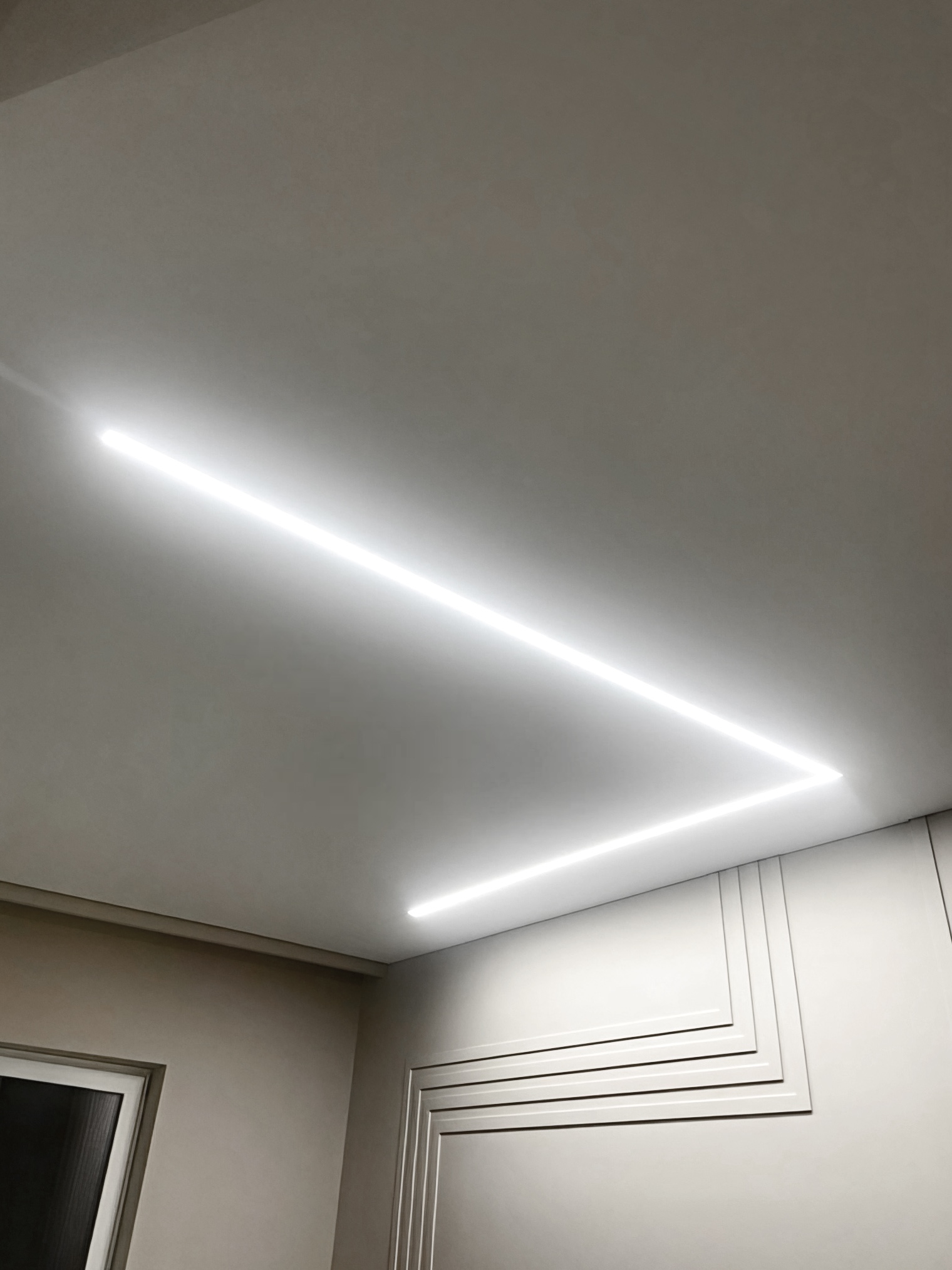 Черные световые линии на белом потолке