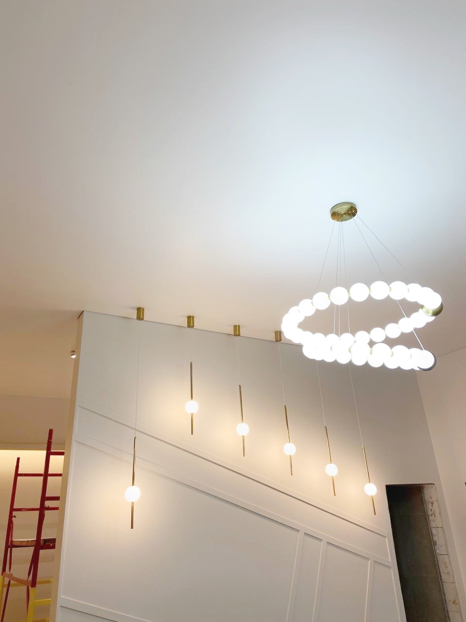 Белый матовый потолок с теневым профилем в гостиной