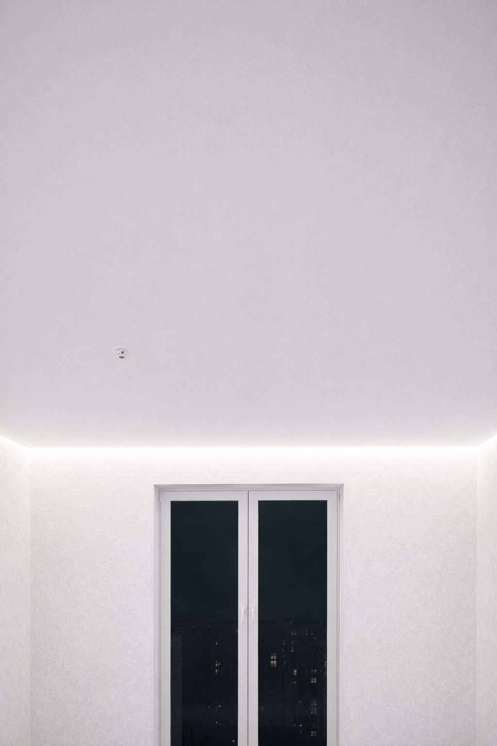 Светлый современный интерьер с теневым профилем на потолке